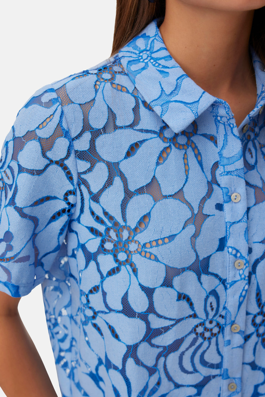 Blauw overhemd met korte mouwen van VERO MODA, met een gedetailleerd bloemen kantpatroon en zichtbare knopen.