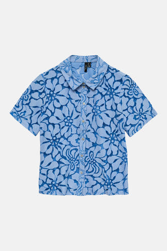 Blauw hemd met korte mouwen van VERO MODA® met een kanten bloemenpatroon en knopen aan de voorkant.