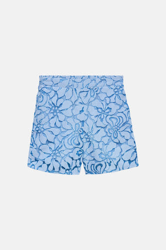 Blauwe short van VERO MODA® met een bloemig kanten patroon.