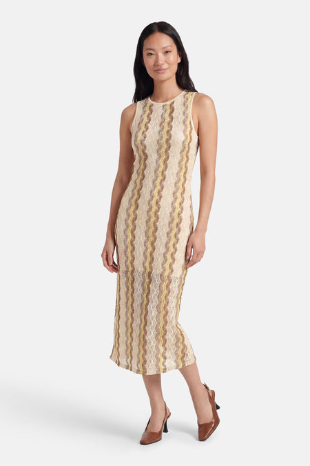 Mouwloos gebreid kleedje in multicolor van VERO MODA met golvende strepen en bruine pumps.