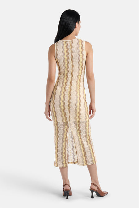 Robe tricotée multicolore sans manches de VERO MODA avec rayures ondulées, une fente au dos et des talons marron, vue de dos.