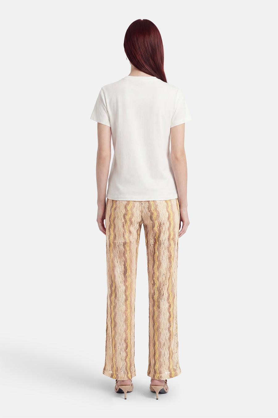 Multicolor broek van VERO MODA® met beige, bruin en geel golvend patroon, wijde pijpen, rugaanzicht.