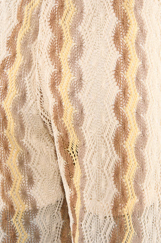 Multicolor gehaakte broek van VERO MODA® met golvende strepen en openwerkpatroon.