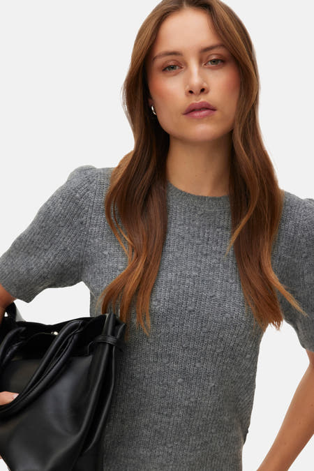 Grijze trui met ronde hals van VERO MODA, met een fijne gebreide textuur.