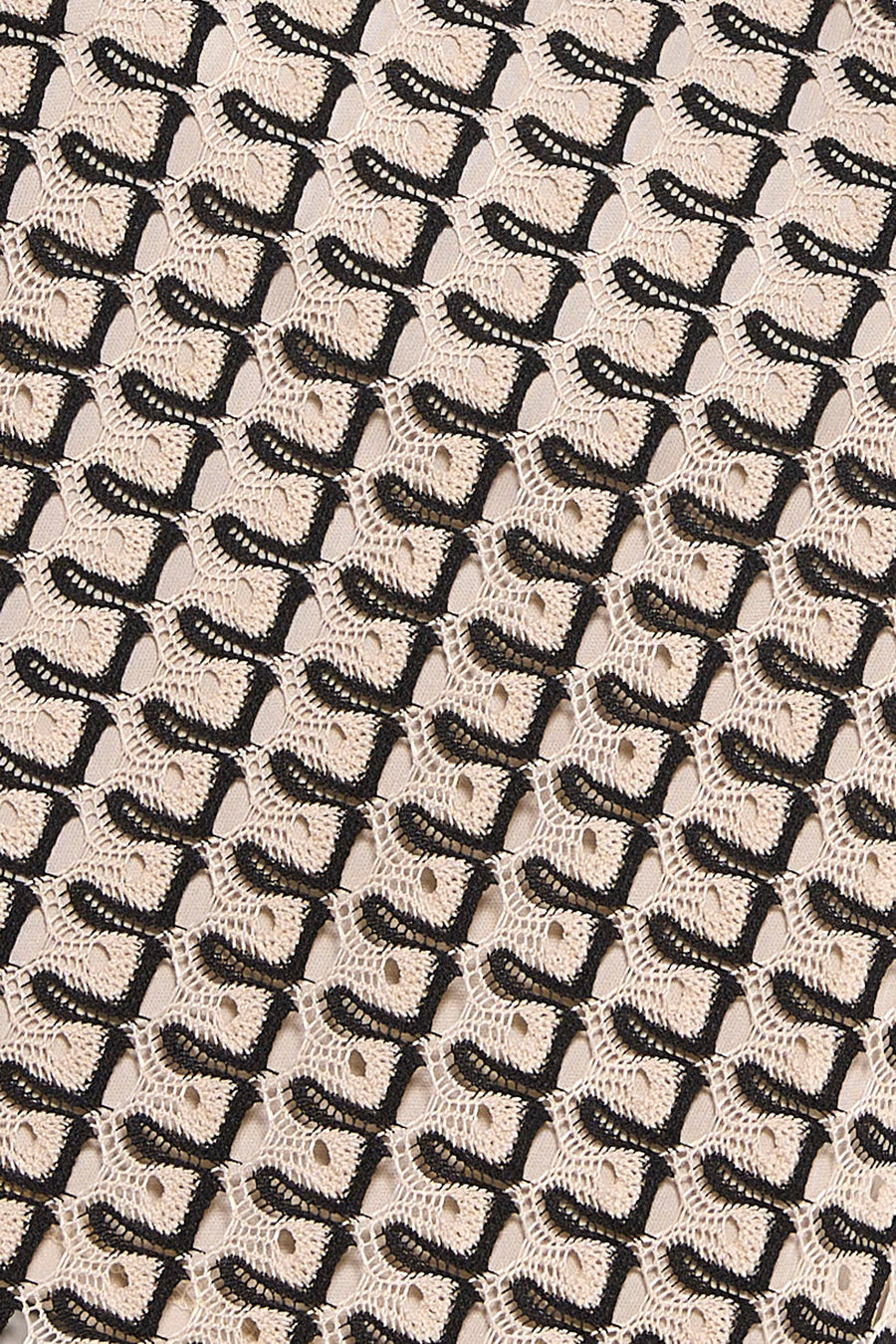 Multicolor kanten top van VERO MODA® met zwart-wit geometrisch patroon, close-up textuurdetail