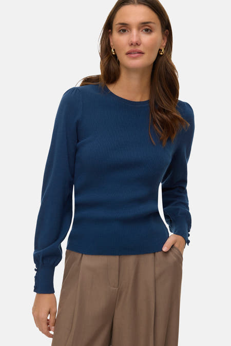 Blauwe trui met ronde hals van VERO MODA®, ribgebreide textuur en lange mouwen met knoopdetails.