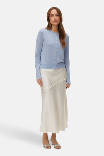 Blauwe cardigan van VERO MODA, gedragen met een lange satijnen rok en open schoenen.
