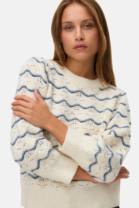 Blauwe trui met ronde hals van VERO MODA®, met golvend patroon en lange mouwen.