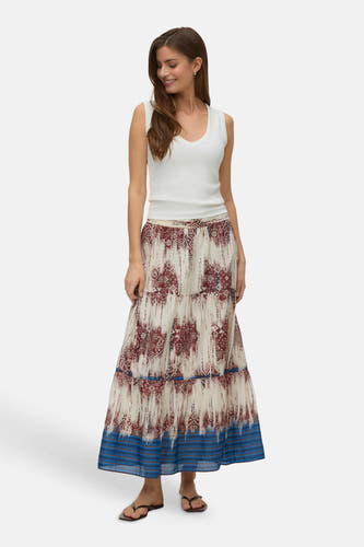 Multicolor lange rok van VERO MODA® met etnische print, blauwe details en gelaagde structuur.