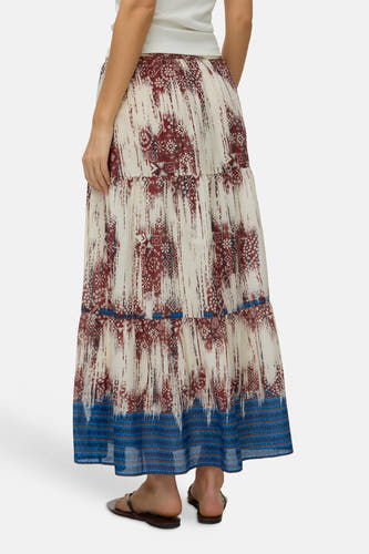 Multicolor lange rok van VERO MODA® met etnisch patroon, ruches en blauwe strepen, van achteren gezien.