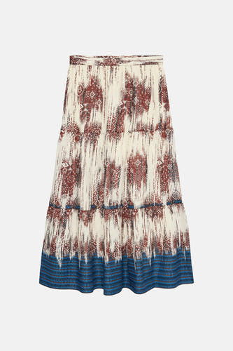 Jupe longue multicolore à volants de VERO MODA avec imprimés ethniques terracotta brossé et bleu.