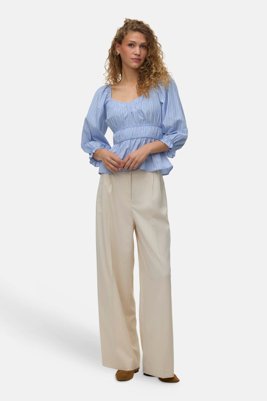 Blauwe gestreepte blouse van VERO MODA met vierkante hals, gesmokte taille en driekwart pofmouwen.