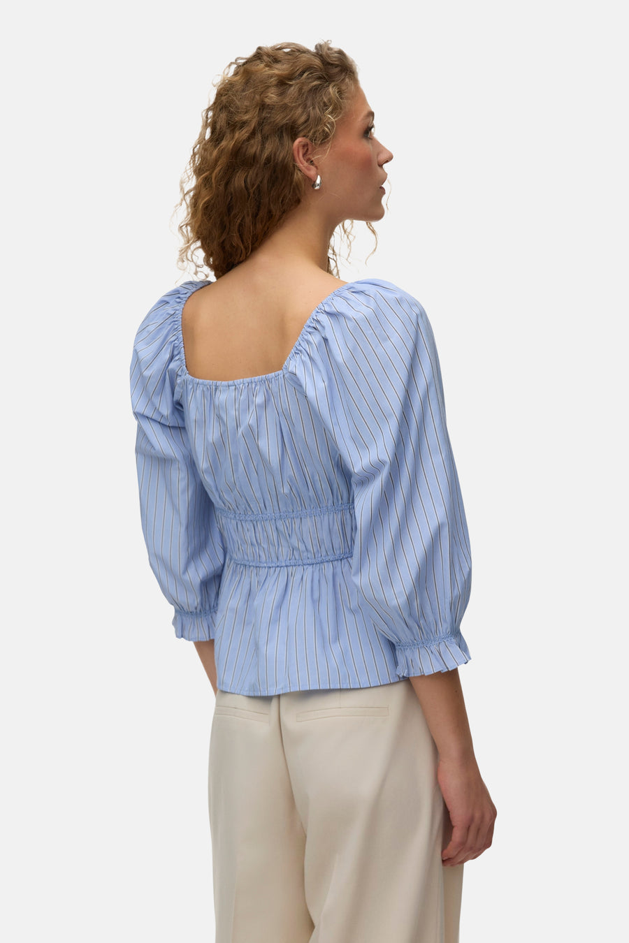 Blauwe gestreepte blouse van VERO MODA® met vierkante hals, gesmokte taille en 3/4 pofmouwen, achteraanzicht.