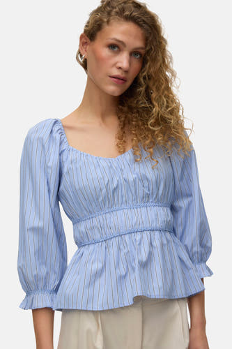 Blauwe gestreepte blouse met gepofferde 3/4 mouwen van VERO MODA, met vierkante hals en peplumzoom.