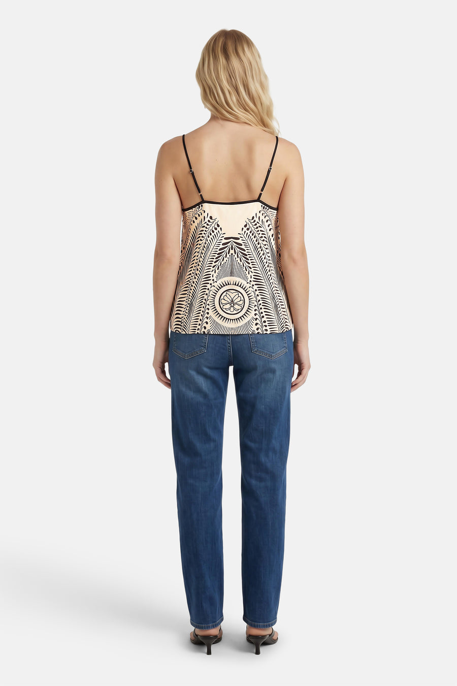 Multicolor mouwloze blouse met zwart-wit etnisch patroon van VERO MODA®, achterkant weergegeven, met dunne bandjes en centrale bloemmotief, gedragen met blauwe jeans