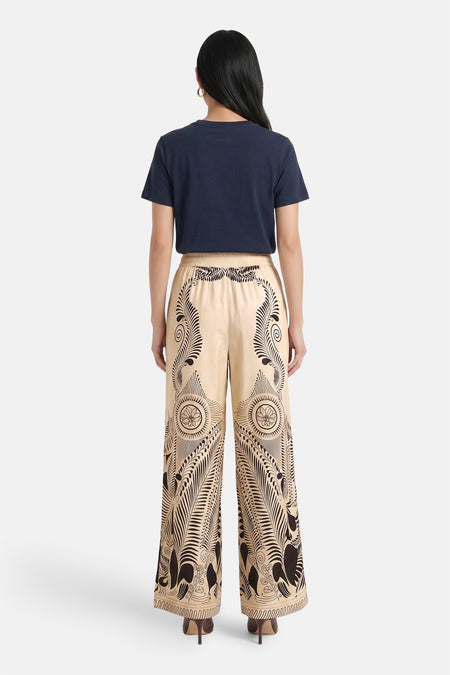 Multicolor wijde broek van VERO MODA® met zwart-wit tropisch patroon, elastische taille, achterkant weergave
