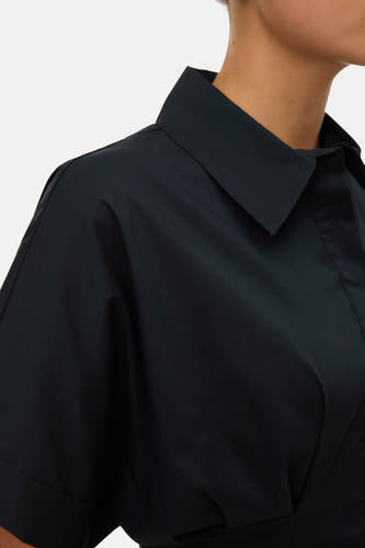 Chemisier noir à manches courtes de VERO MODA® avec col classique et tissu lisse.