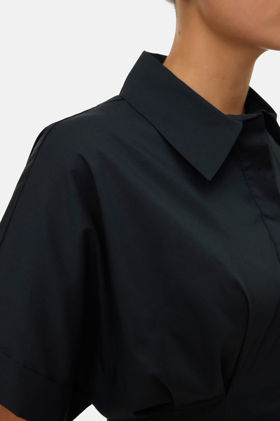 Chemisier noir à manches courtes de VERO MODA® avec col classique et tissu lisse.
