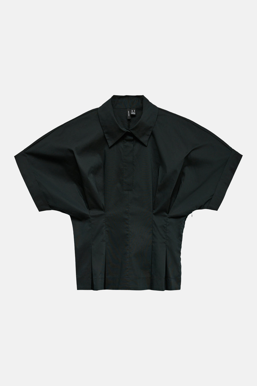 Chemisier noir à manches courtes de VERO MODA avec col polo et taille plissée.