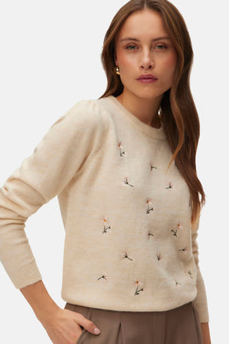 Pull écru à col rond de VERO MODA®, avec manches longues et pantalon marron.