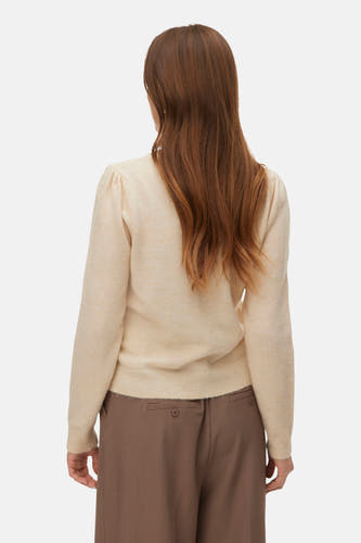Ecru trui met ronde hals van VERO MODA®, met lange mouwen en bruine pantalon.
