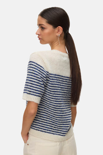 Blauwe trui met ronde hals van VERO MODA, met streepjespatroon, gedragen met een witte broek.
