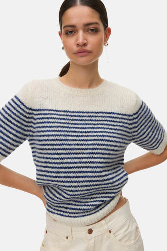 Sweat-shirt rayé bleu de VERO MODA, avec un col rond, des manches courtes et des accents blancs.