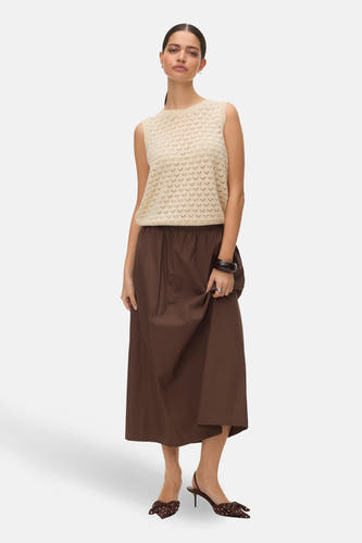 Ecru debardeur van VERO MODA® met een ajourpatroon en gecombineerd met een bruine rok en bruine pumps.