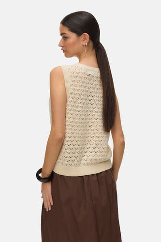 Débardeur de couleur écru de Vero Moda avec motif ajour et jupe marron.