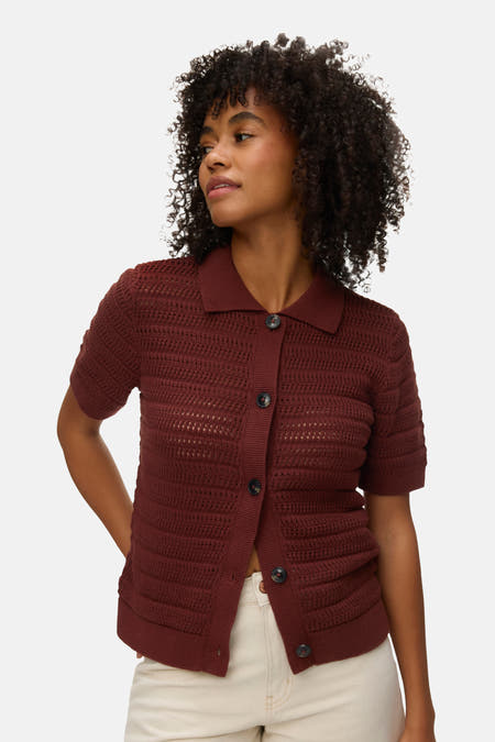 Bruin gilet van VERO MODA®, met korte mouwen en knoopsluiting, gecombineerd met een crèmekleurige broek.