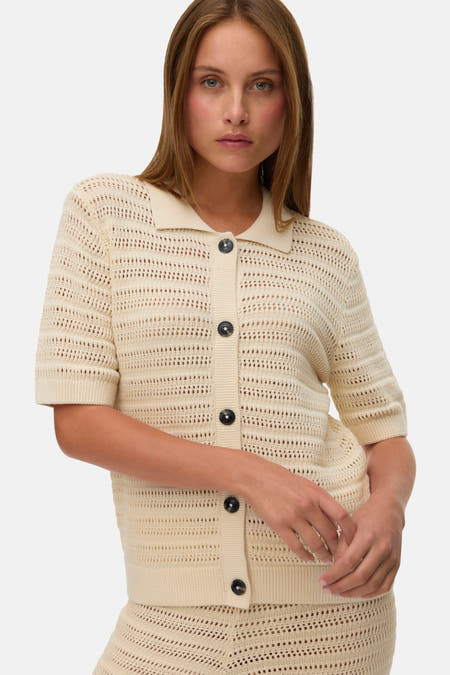 Ecru gilet van Vero Moda, met knoopsluiting en open gebreide details.
