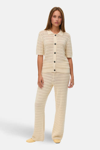 Ecru gilet van VERO MODA®, met knoopsluiting, opengebreide details en lange rechte broek.