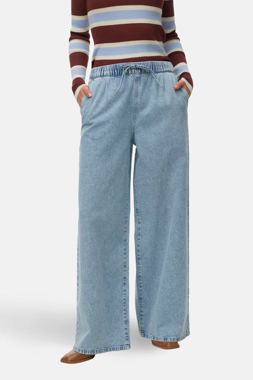 Jeans large en denim bleu clair de Vero Moda, avec taille élastique et poches passepoilées à l'arrière.