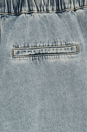 Jean en denim bleu clair coupe large de Vero Moda, avec une seule poche arrière et une taille élastique.