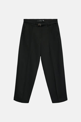 Pantalon noir Vero Moda avec ceinture, poches latérales et jambes droites.