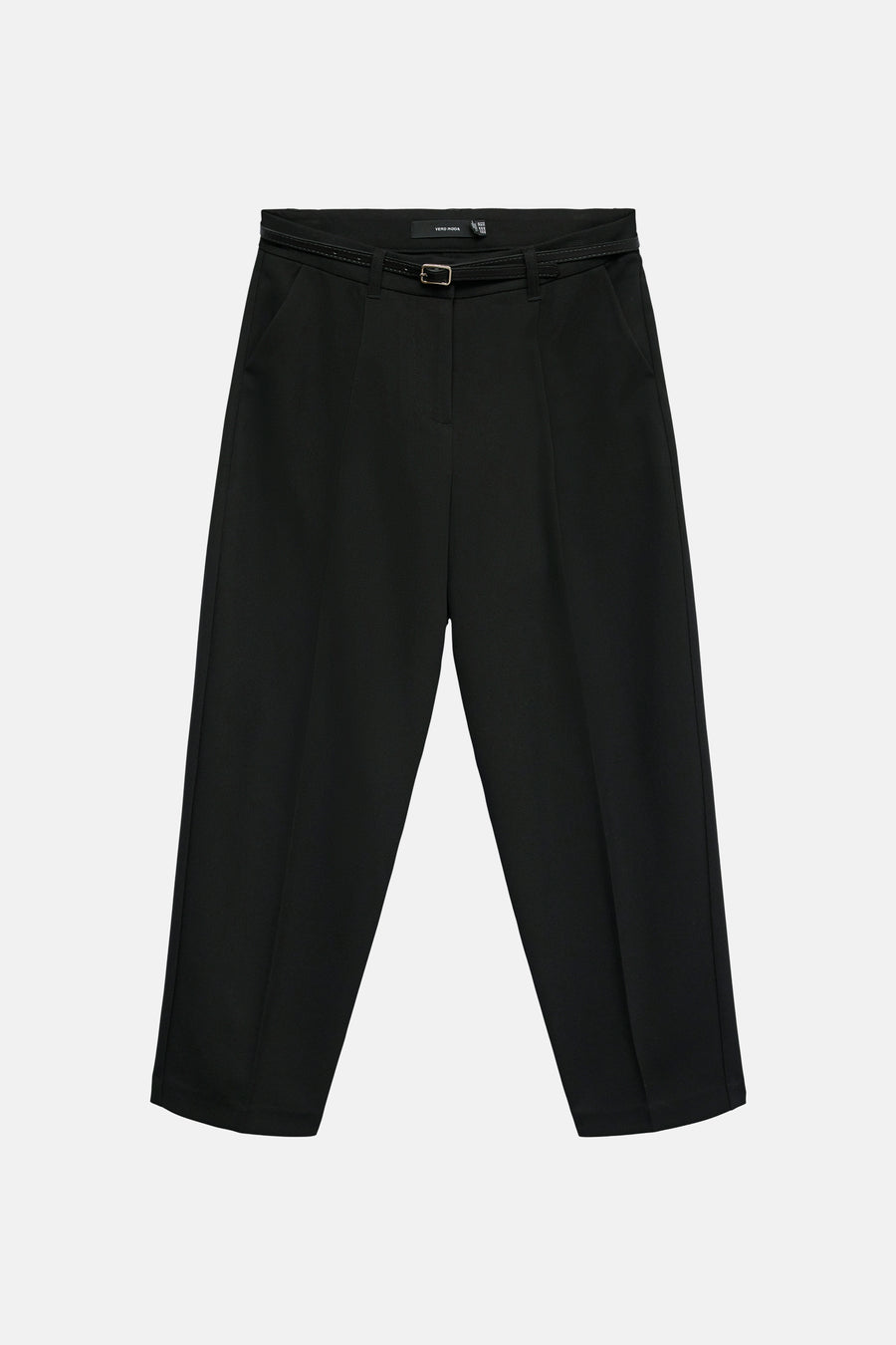 Pantalon noir Vero Moda avec ceinture, poches latérales et jambes droites.
