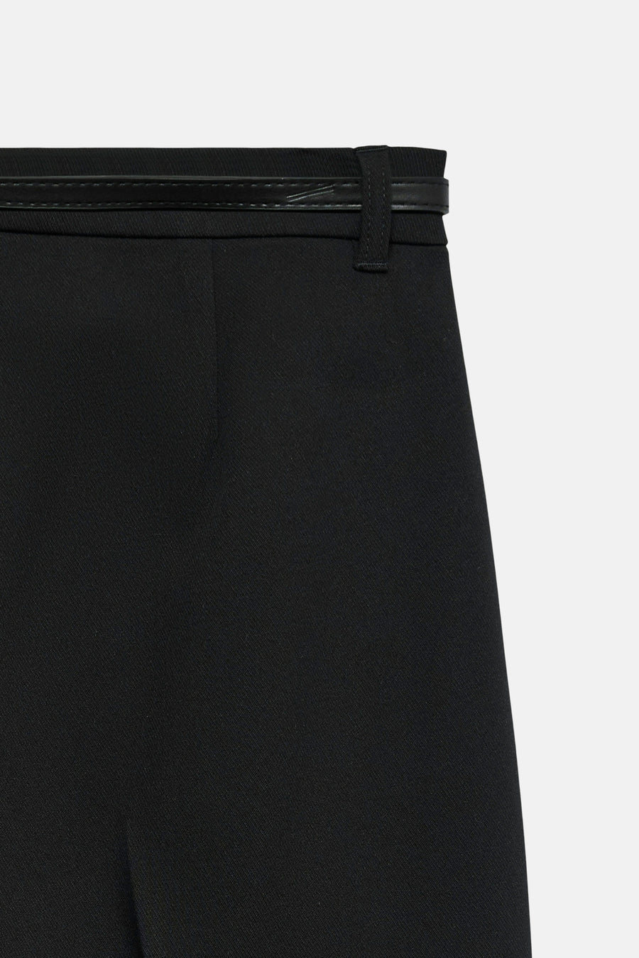 Pantalon noir Vero Moda avec un détail de ceinture en cuir.
