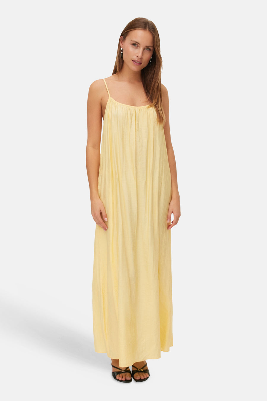 Robe jaune sans manches VERO MODA®, longue robe d'été à fines bretelles et plis, dos.