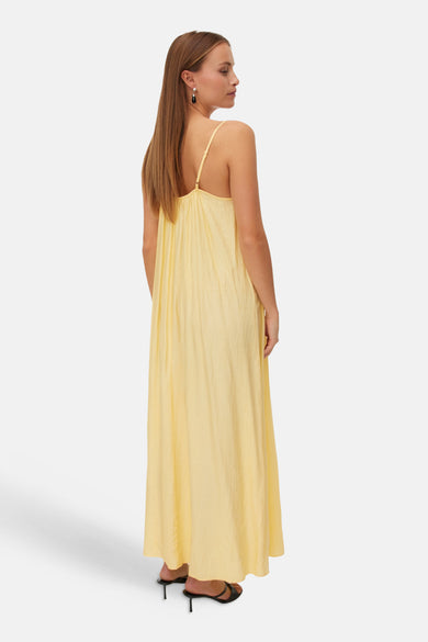 Gele jurk zonder mouwen van VERO MODA®, lange zomerjurk met spaghettibandjes en plooien, achterkant.