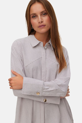 Chemise multicolore à manches longues de VERO MODA, rayée et associée à un jean bleu.