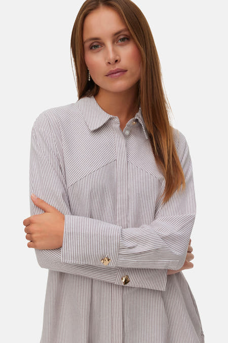 Chemise multicolore à manches longues de VERO MODA, rayée et associée à un jean bleu.