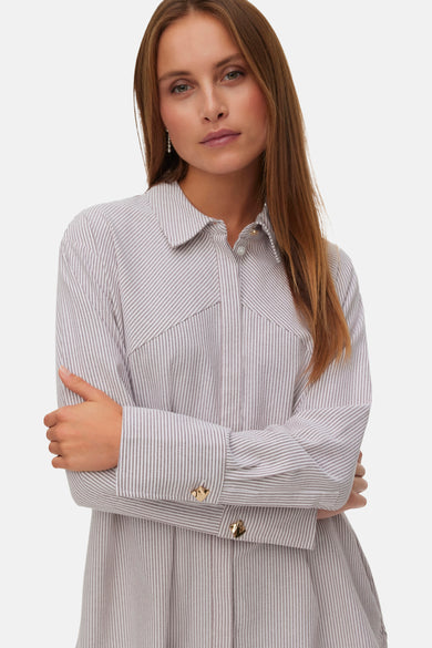 Chemise multicolore à manches longues de VERO MODA, rayée et associée à un jean bleu.