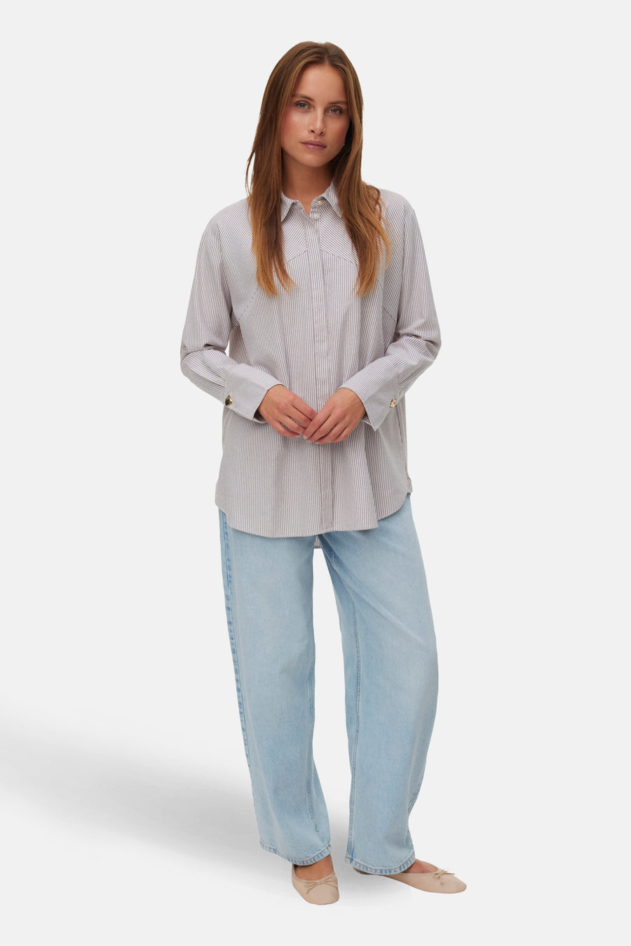 Veelkleurig, gestreept hemd met lange mouwen van VERO MODA, met een knoopsluiting en losse pasvorm.