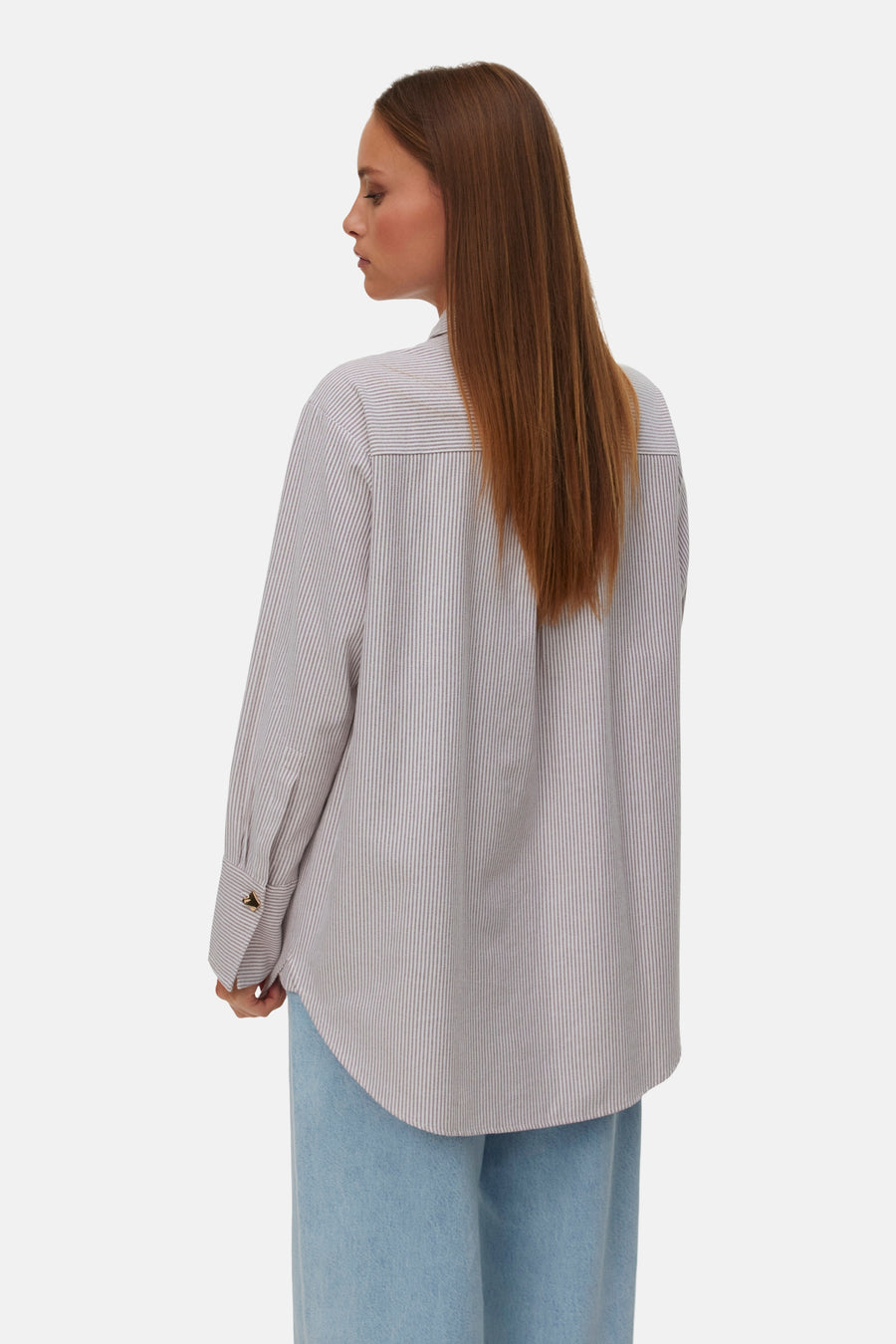 Meerkleurig hemd met lange mouwen van VERO MODA, gestreept en gecombineerd met een blauwe jeans.
