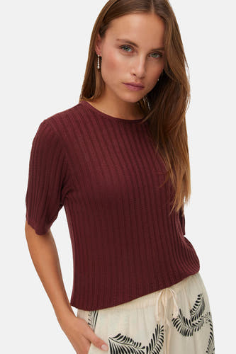 Pull marron à col rond de VERO MODA, à manches courtes et à texture finement tricotée.