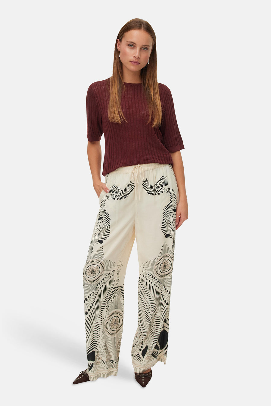 Bruine trui met ronde hals van VERO MODA, met korte mouwen en fijngebreide textuur.