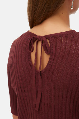 Pull marron à col rond de VERO MODA® avec dos ouvert et détail de nœud.