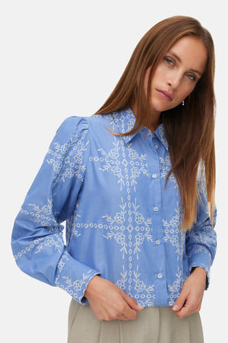 Chemise bleue à manches longues de Vero Moda, avec broderies blanches et rayures subtiles.