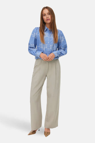 Blauw overhemd met lange mouwen van Vero Moda, met witte bloemenborduring en een losse, rechte pasvorm.