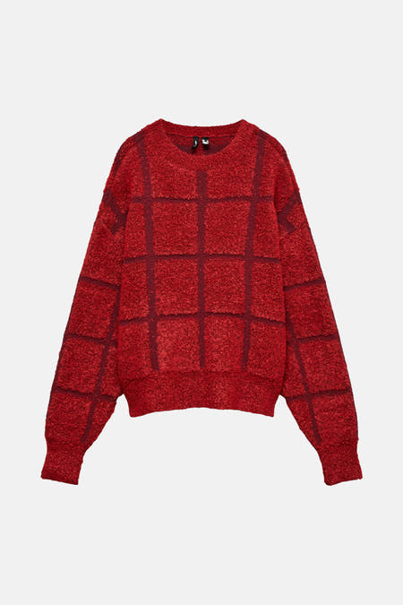 Sweat-shirt rouge avec col rond de VERO MODA, doté d'un motif à carreaux et d'une texture grossière.